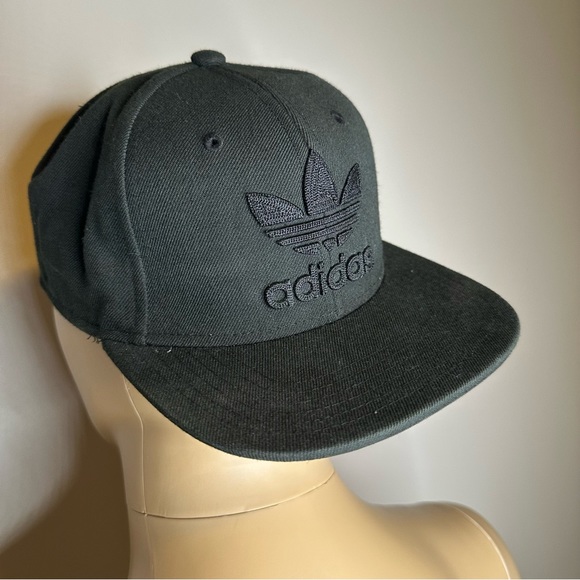 Adidas SnapBack - Picture 2 of 4